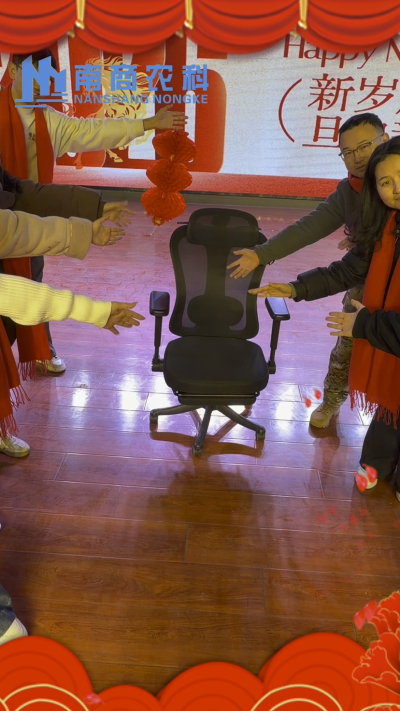 🎇 元旦快乐，温暖相伴 🎇时光匆匆，感恩 2025 年每一份支持与陪伴！从猪场到工厂，南商农科的成长，离不开每一位合作伙伴与家人的信赖！2026 年，我们将继续以贴心服务和硬核设备，陪您一路前行，养殖